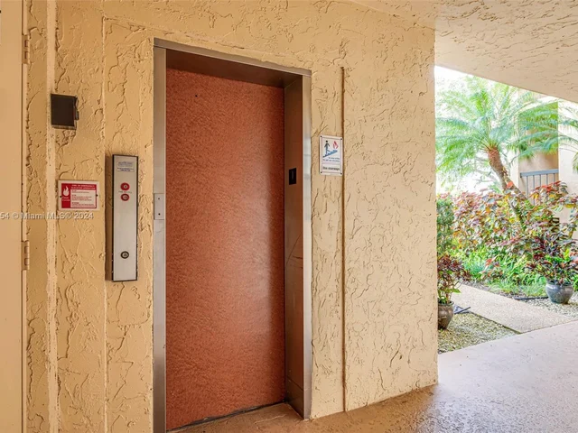 200 Jacaranda Country Club Dr # 1B, Plantation FL 33324