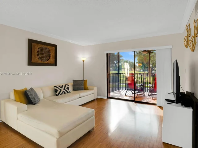 200 Jacaranda Country Club Dr # 1B, Plantation FL 33324