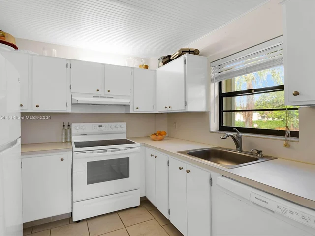 200 Jacaranda Country Club Dr # 1B, Plantation FL 33324