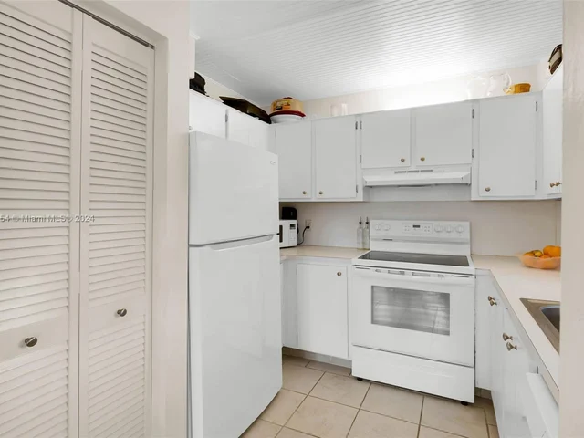 200 Jacaranda Country Club Dr # 1B, Plantation FL 33324