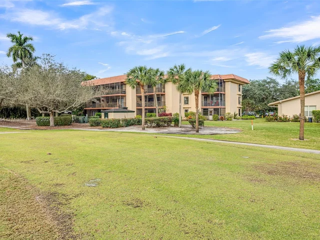 200 Jacaranda Country Club Dr # 1B, Plantation FL 33324