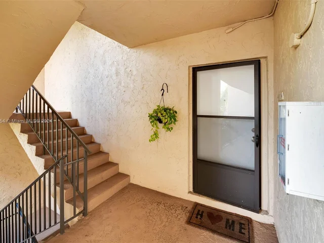 200 Jacaranda Country Club Dr # 1B, Plantation FL 33324