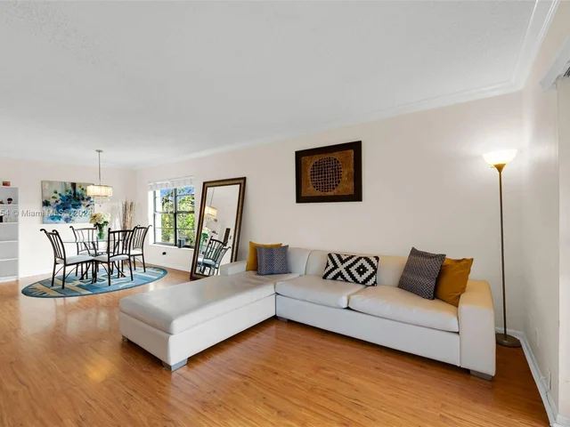 200 Jacaranda Country Club Dr # 1B, Plantation FL 33324