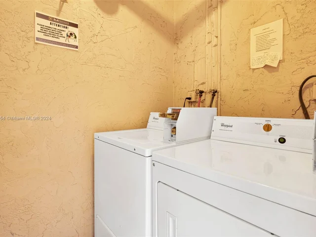 200 Jacaranda Country Club Dr # 1B, Plantation FL 33324