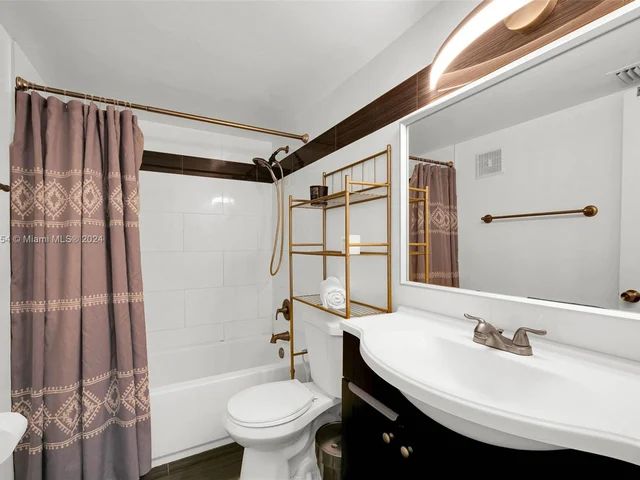 200 Jacaranda Country Club Dr # 1B, Plantation FL 33324