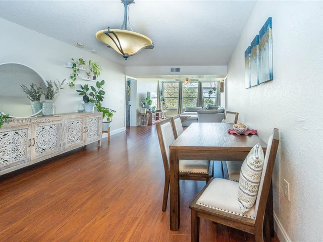 3636 Whitehall Dr # 303, West Palm Beach FL 33401