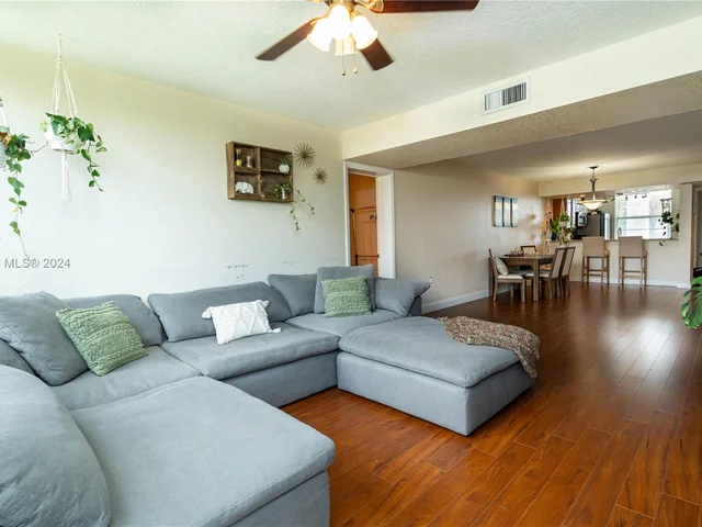 3636 Whitehall Dr # 303, West Palm Beach FL 33401