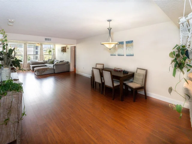 3636 Whitehall Dr # 303, West Palm Beach FL 33401