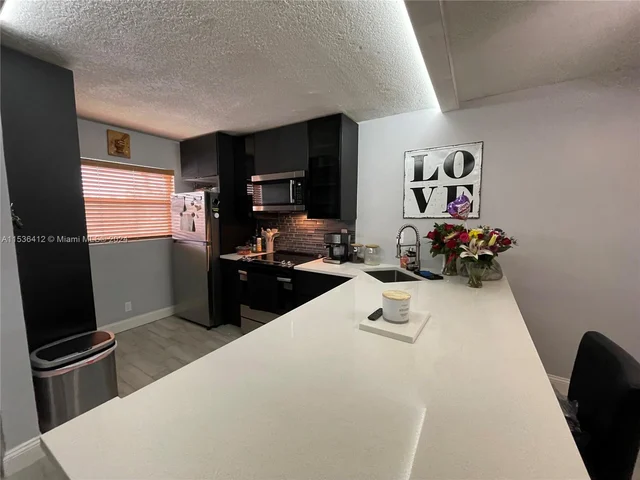 1751 NW 75th Ave # 207, Plantation FL 33313