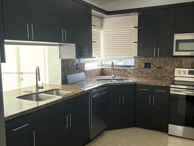 610 NE 177th St # 0, Miami FL 33162