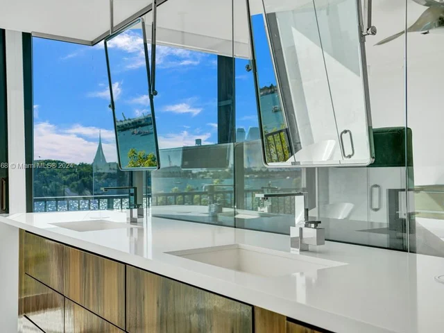 1000 Venetian Way # 101, Miami FL 33139