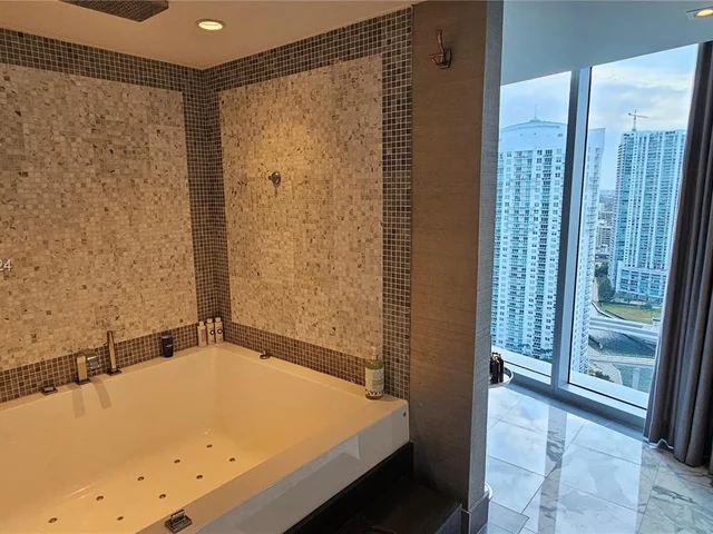 200 Biscayne Boulevard Way # 3602, Miami FL 33131