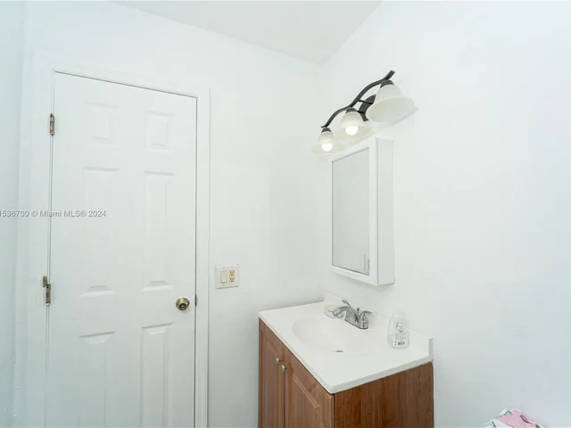 241 NE 26th St, Pompano Beach FL 33064