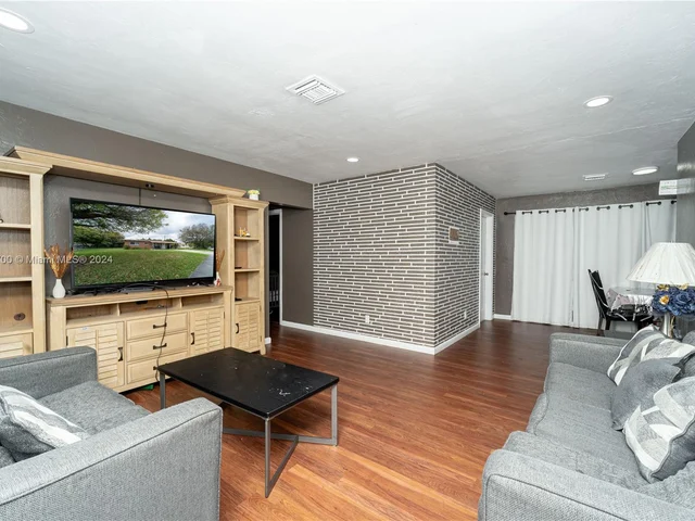 241 NE 26th St, Pompano Beach FL 33064