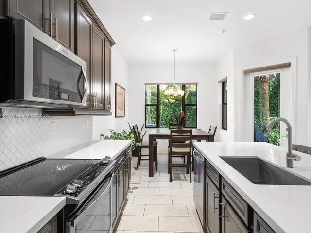 1423 SW 115th Ave, Pembroke Pines FL 33025