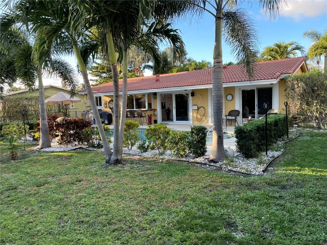 2610 NE 52nd St, Lighthouse Point FL 33064