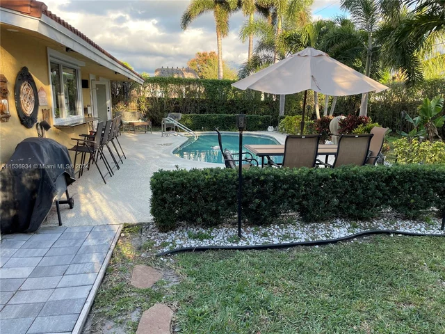 2610 NE 52nd St, Lighthouse Point FL 33064