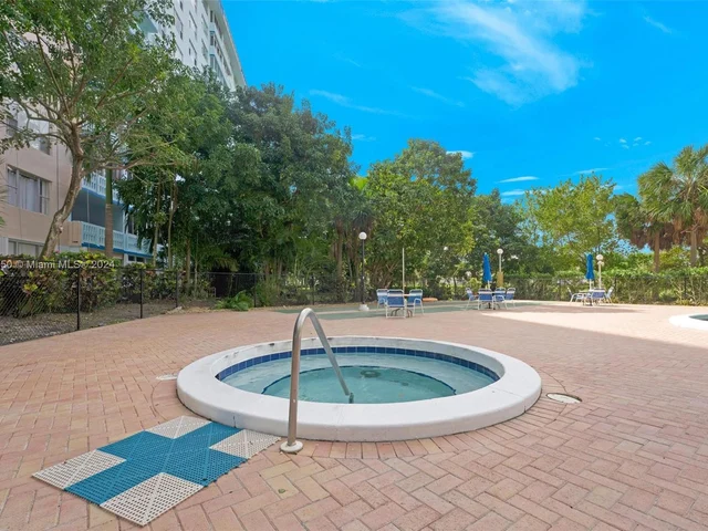 4001 Hillcrest Dr # 914, Hollywood FL 33021