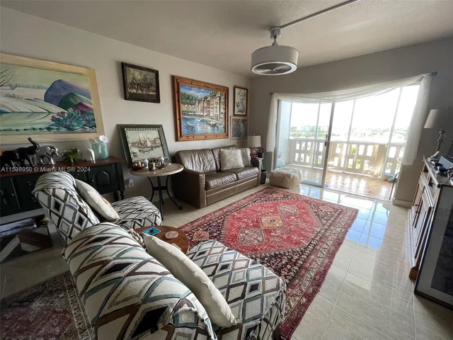 4001 Hillcrest Dr # 914, Hollywood FL 33021