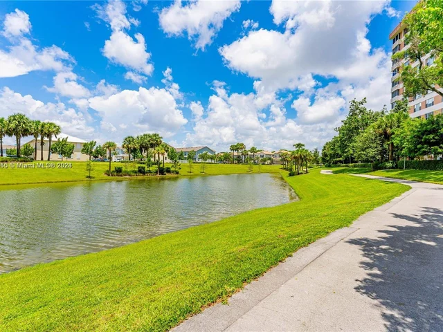 4001 Hillcrest Dr # 914, Hollywood FL 33021