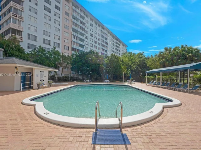 4001 Hillcrest Dr # 914, Hollywood FL 33021