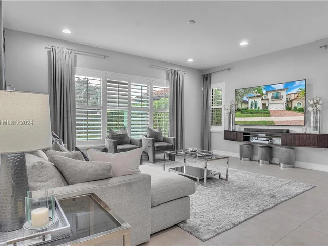 1118 SW 113th Way, Pembroke Pines FL 33025