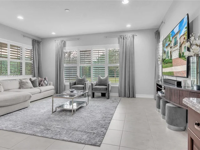 1118 SW 113th Way, Pembroke Pines FL 33025