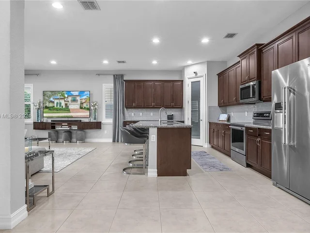 1118 SW 113th Way, Pembroke Pines FL 33025