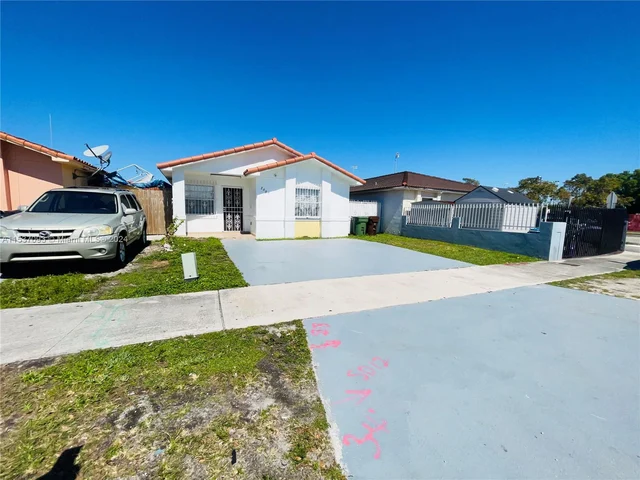 2605 W 74th St, Hialeah FL 33016