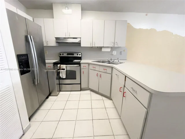 2605 W 74th St, Hialeah FL 33016