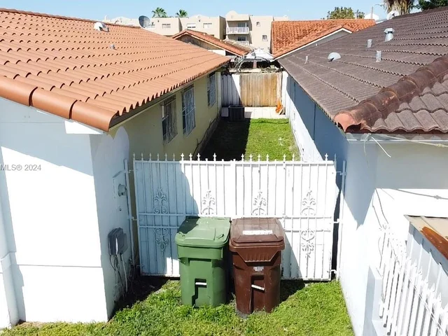 2605 W 74th St, Hialeah FL 33016