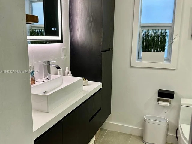 920 NE 159th St, North Miami Beach FL 33162