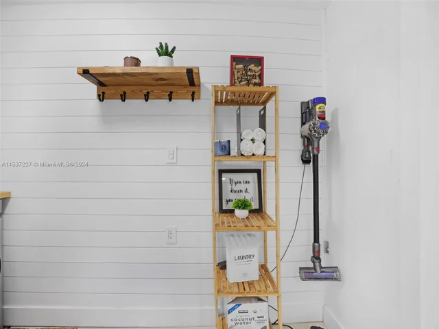 920 NE 159th St, North Miami Beach FL 33162