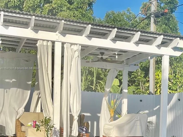 920 NE 159th St, North Miami Beach FL 33162