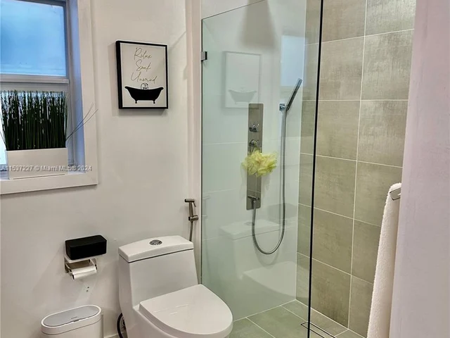 920 NE 159th St, North Miami Beach FL 33162