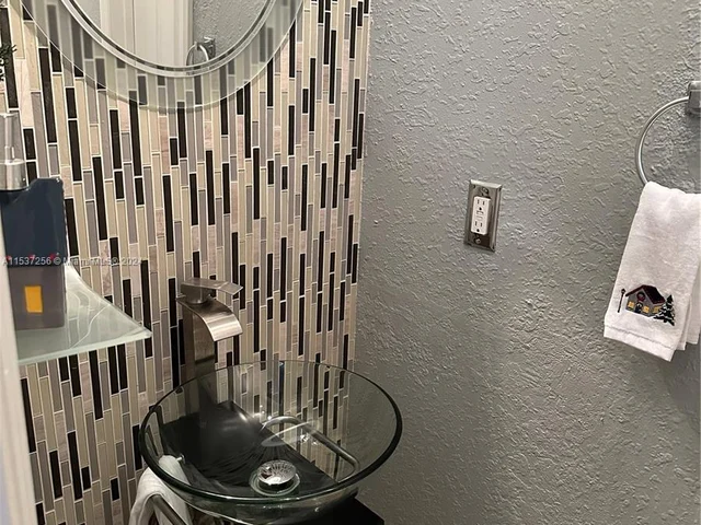 13557 NW 7th Pl, Pembroke Pines FL 33028