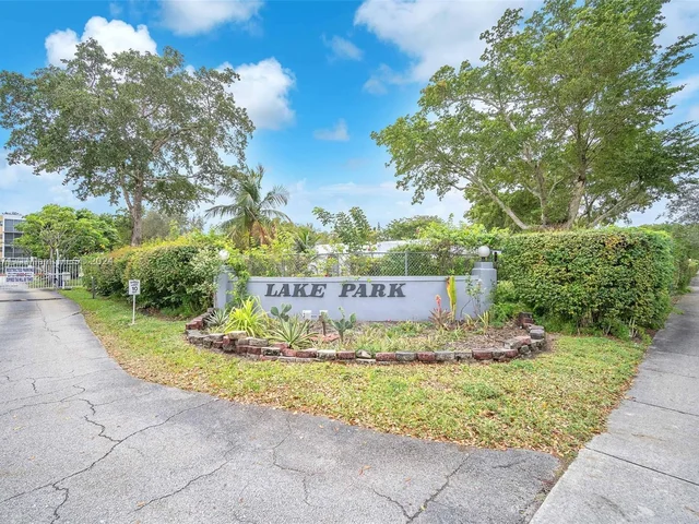 942 NE 199th St # 1D, Miami FL 33179