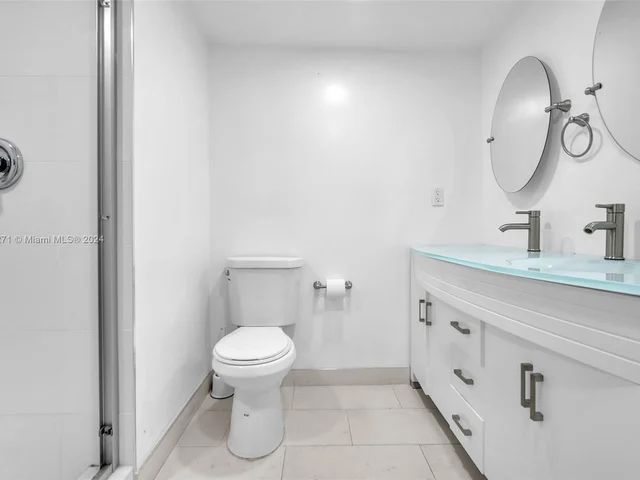 942 NE 199th St # 1D, Miami FL 33179