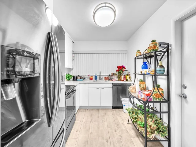 942 NE 199th St # 1D, Miami FL 33179