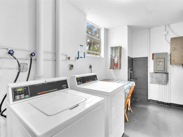 942 NE 199th St # 1D, Miami FL 33179