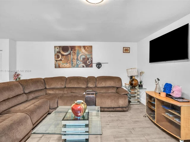 942 NE 199th St # 1D, Miami FL 33179