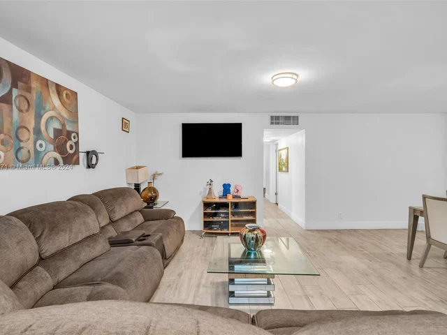 942 NE 199th St # 1D, Miami FL 33179