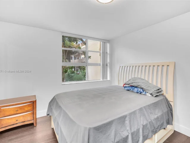 942 NE 199th St # 1D, Miami FL 33179