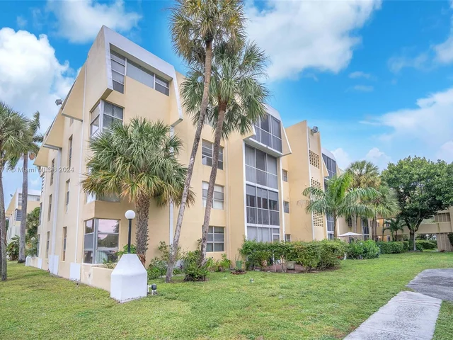 942 NE 199th St # 1D, Miami FL 33179