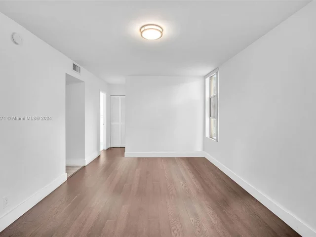 942 NE 199th St # 1D, Miami FL 33179