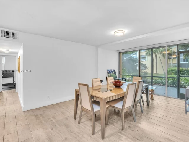 942 NE 199th St # 1D, Miami FL 33179