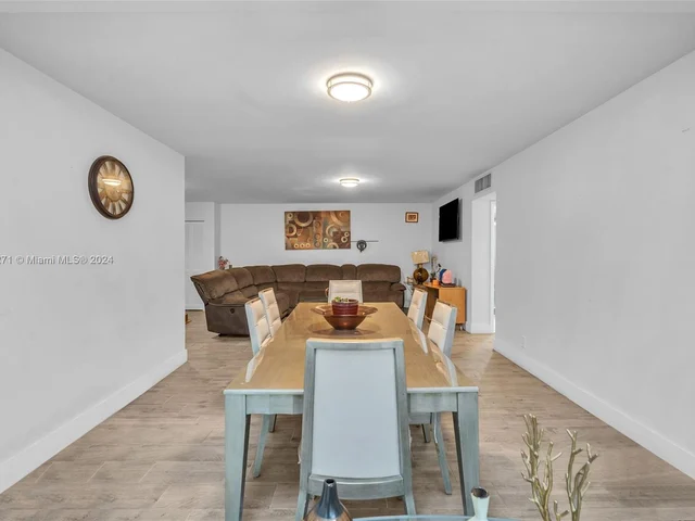 942 NE 199th St # 1D, Miami FL 33179