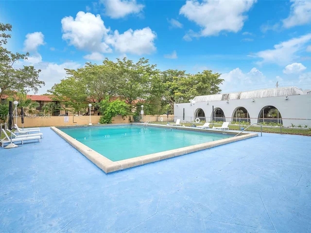 942 NE 199th St # 1D, Miami FL 33179