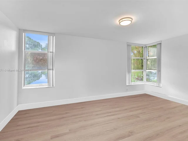 942 NE 199th St # 1D, Miami FL 33179