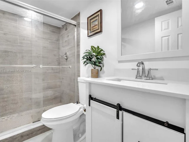 942 NE 199th St # 1D, Miami FL 33179